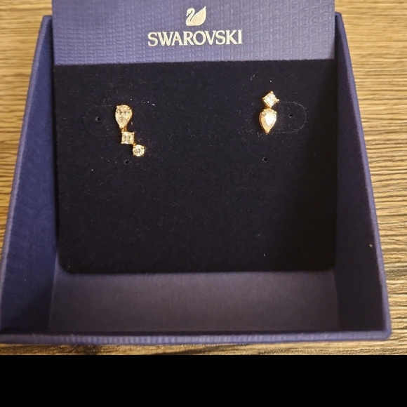 Swarovski Trendy Crystal Stud Earrings - Picture 9 of 9